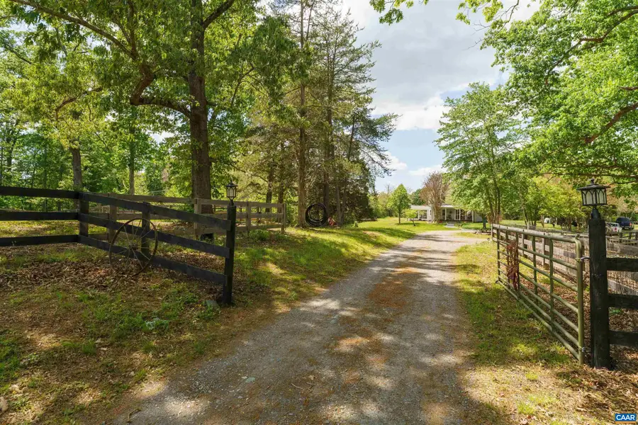 418 James River Rd, Scottsville, VA 24590 - #2