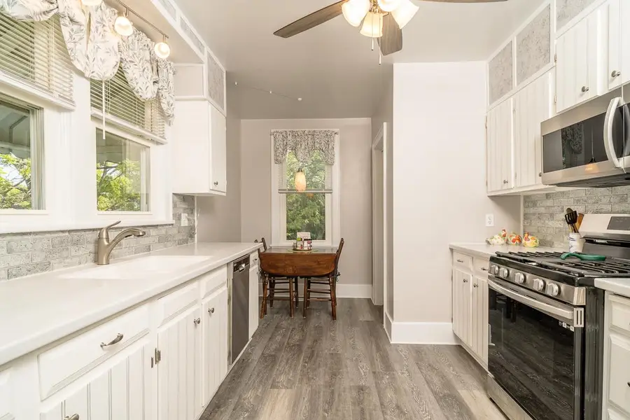 820 Donaghe St, Staunton, VA 24401 - #3