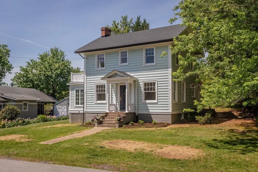 208 Lee St, Staunton, VA 24401 - #2