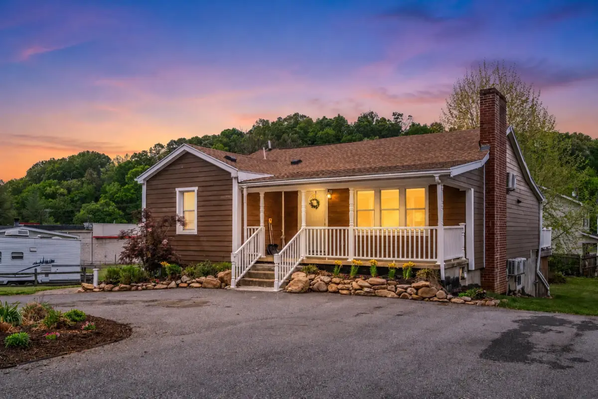 217 28th St W, Buena Vista, VA 24416 - #1