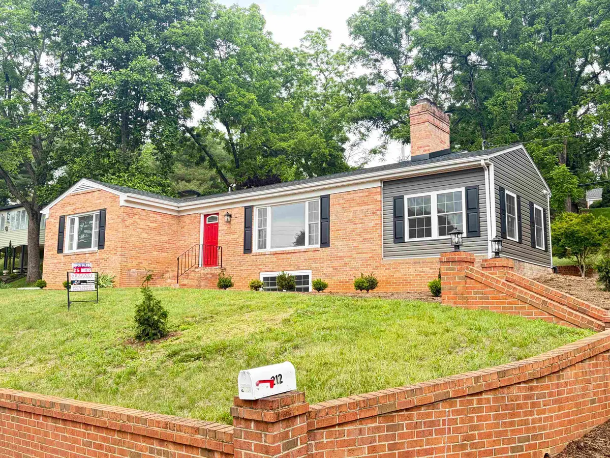 212 Skyland Dr, Staunton, VA 24401 - #1