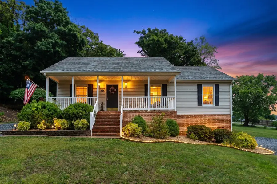 334 Sharon Ln, Staunton, VA 24401 - #2