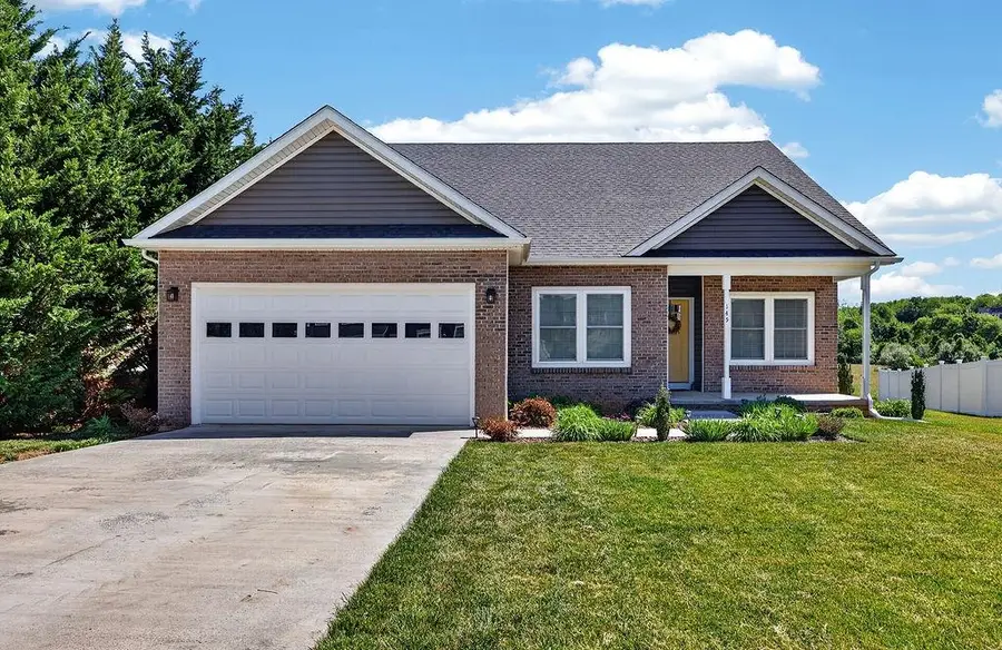 145 Paige St, Waynesboro, VA 22980 - #2