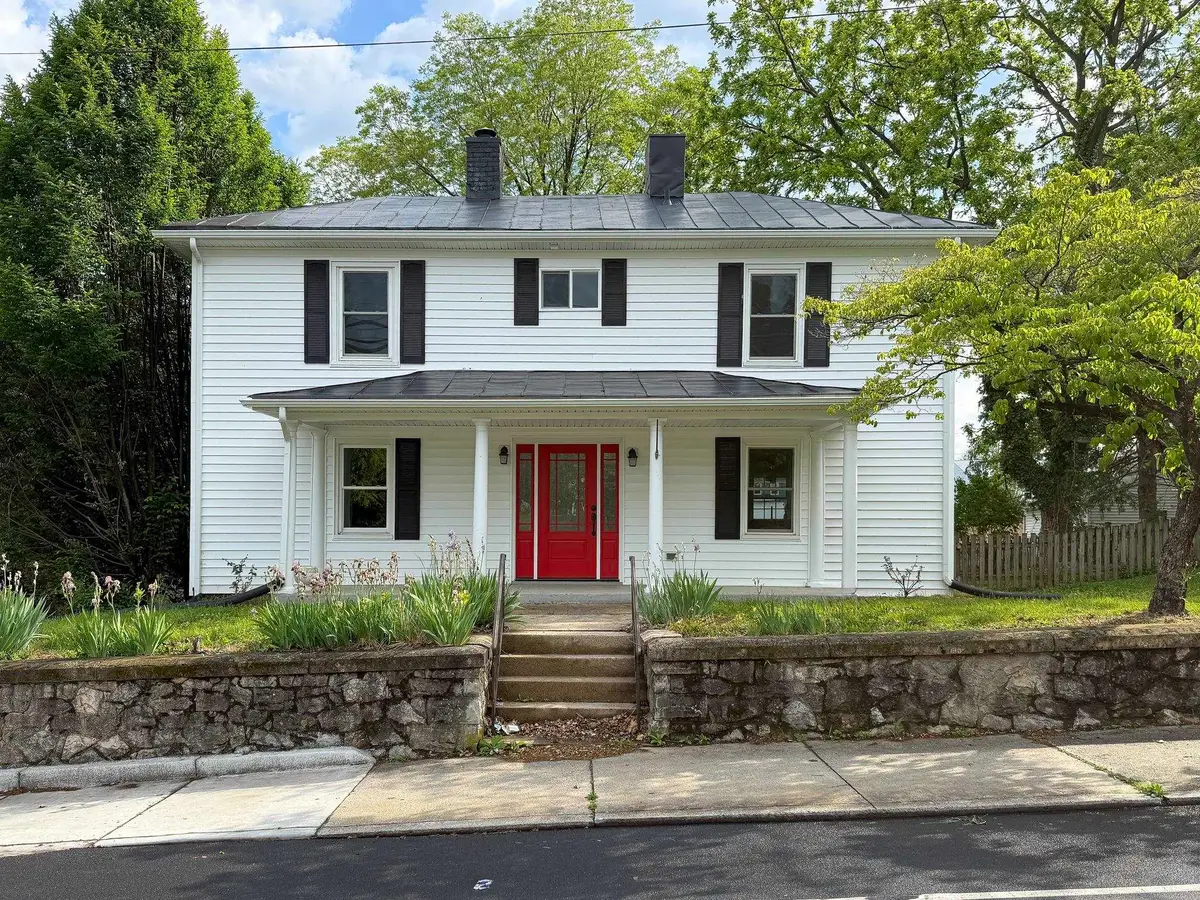 1202 Beverley St W, Staunton, VA 24401 - #1