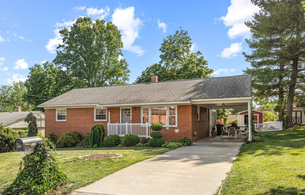 208 Tuxedo Rd, Staunton, VA 24401 - #1