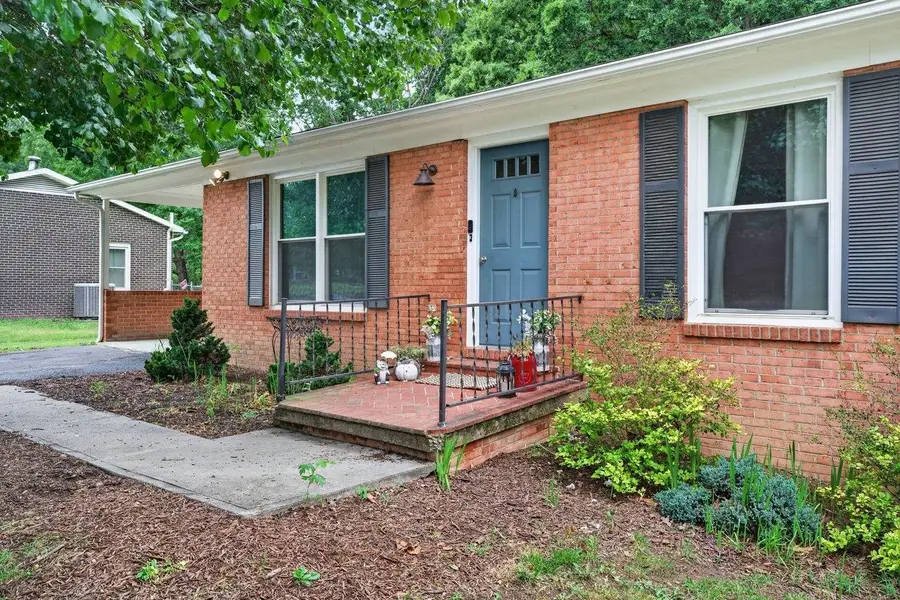 108 Briarwood Cir, Staunton, VA 24401 - #2