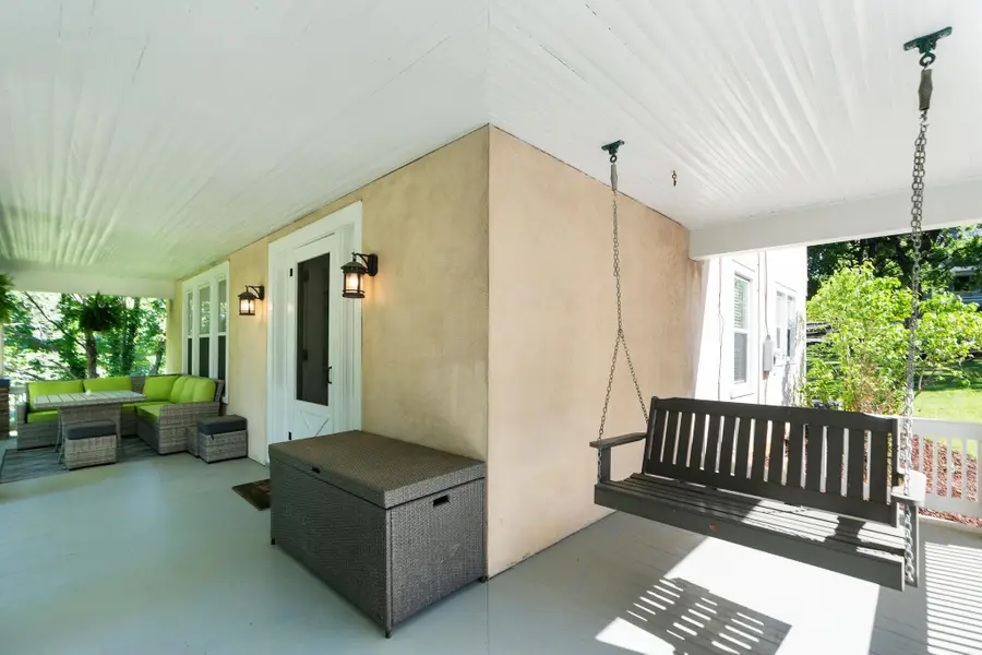 402 Churchville Ave, Staunton, VA 24401 - #3