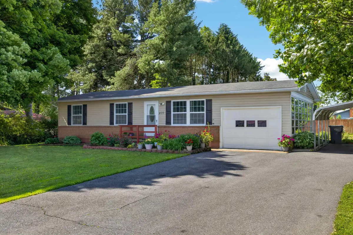 409 13th St, Grottoes, VA 24441 - #1