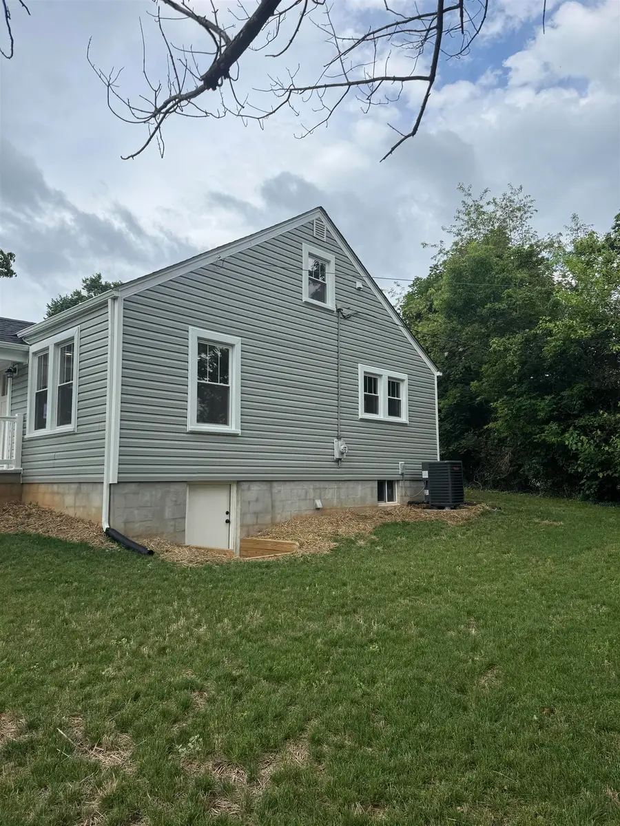 102 Wayne Ave, Staunton, VA 24401 - #2