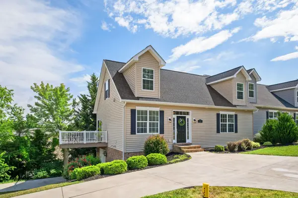 327 Blue Stone Hills Dr, Harrisonburg, VA 22801