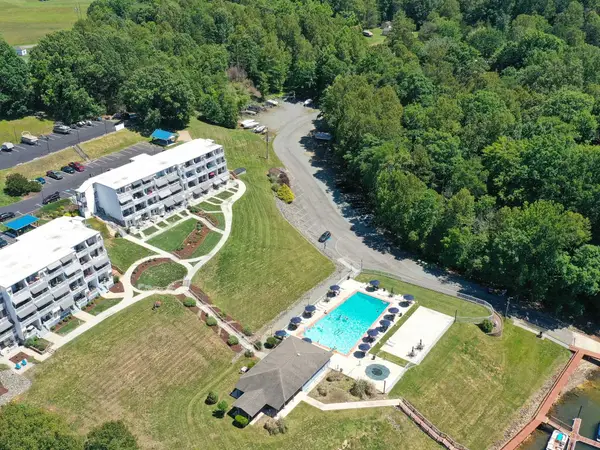 1085 Bluewater Dr, Moneta, VA 24121