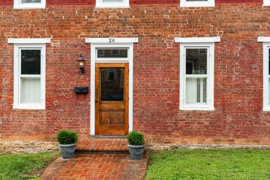 26 Fayette St, Staunton, VA 24401 - #3