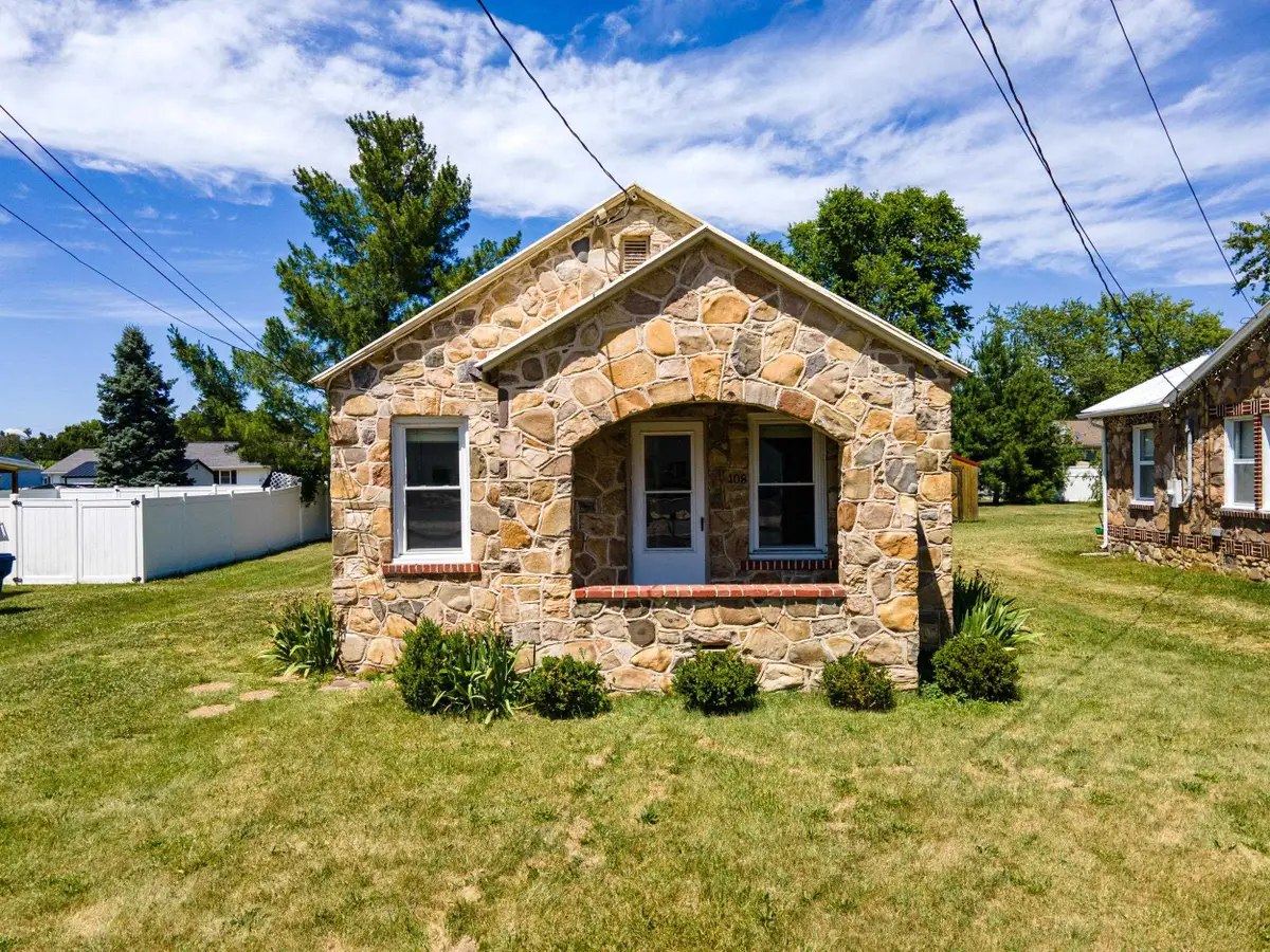 108 Third St, Grottoes, VA 24441 - #1