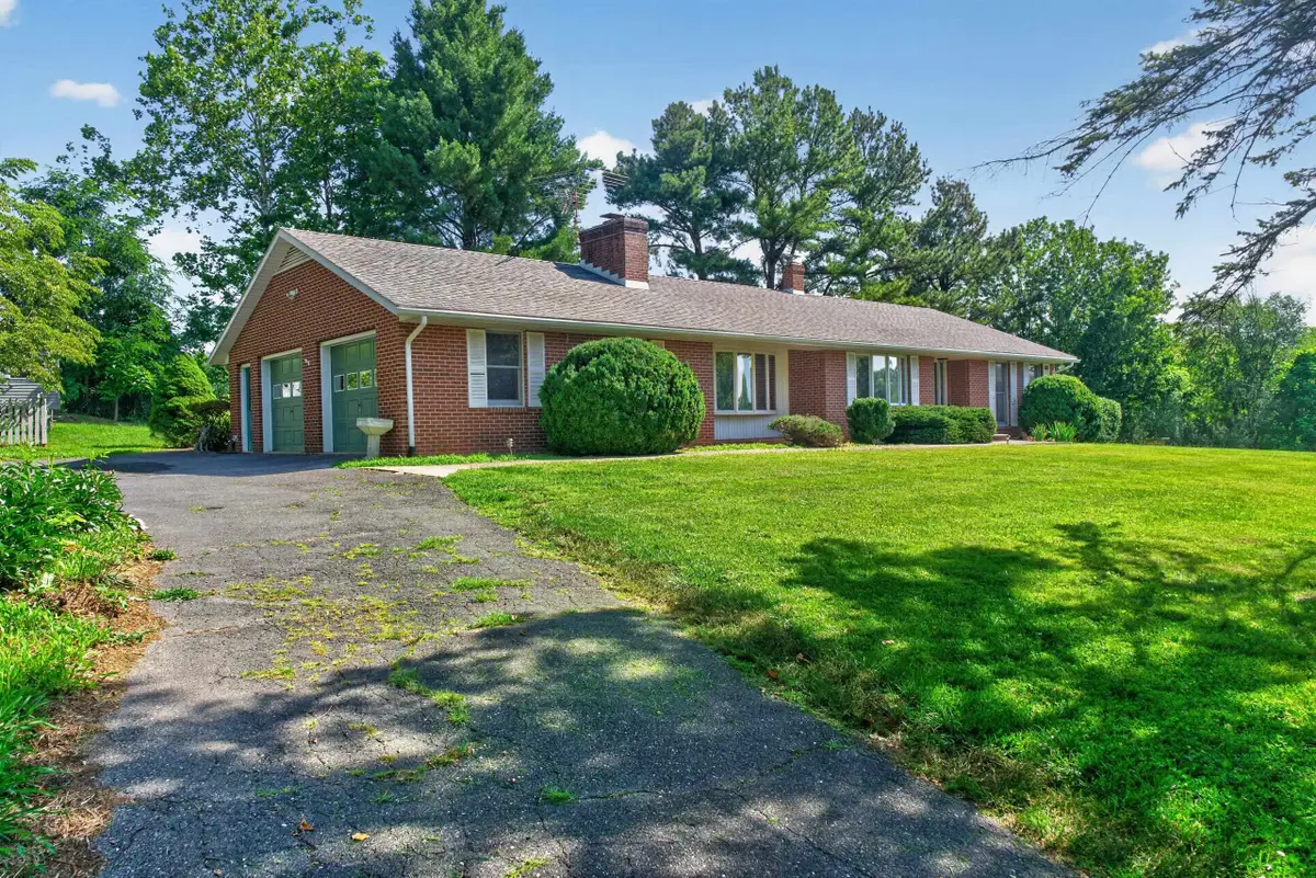 361 Howardsville Rd, Staunton, VA 24401 - #1
