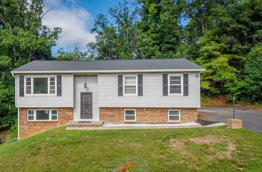585 Hilltop Dr, Staunton, VA 24401 - #2