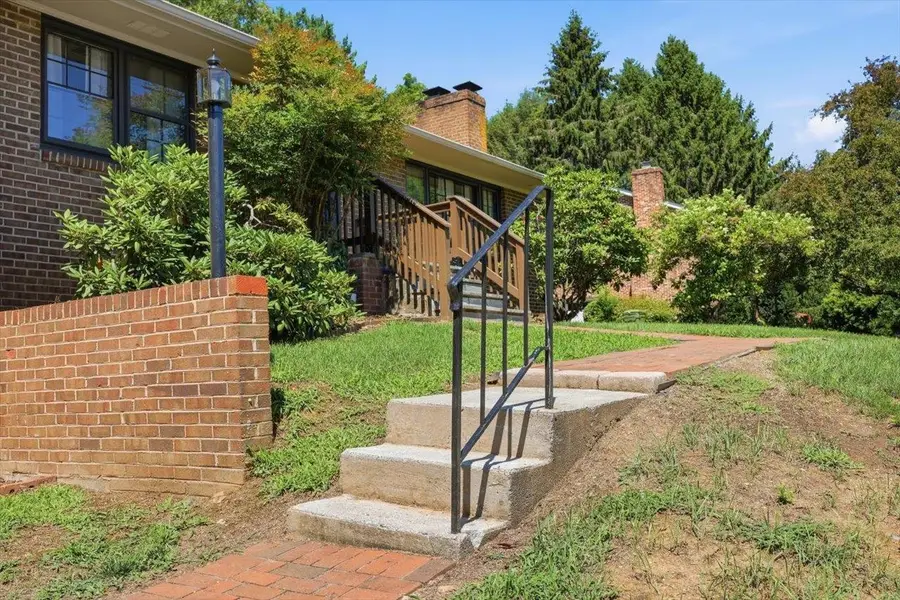 1060 Glenwood Blvd, Waynesboro, VA 22980 - #2