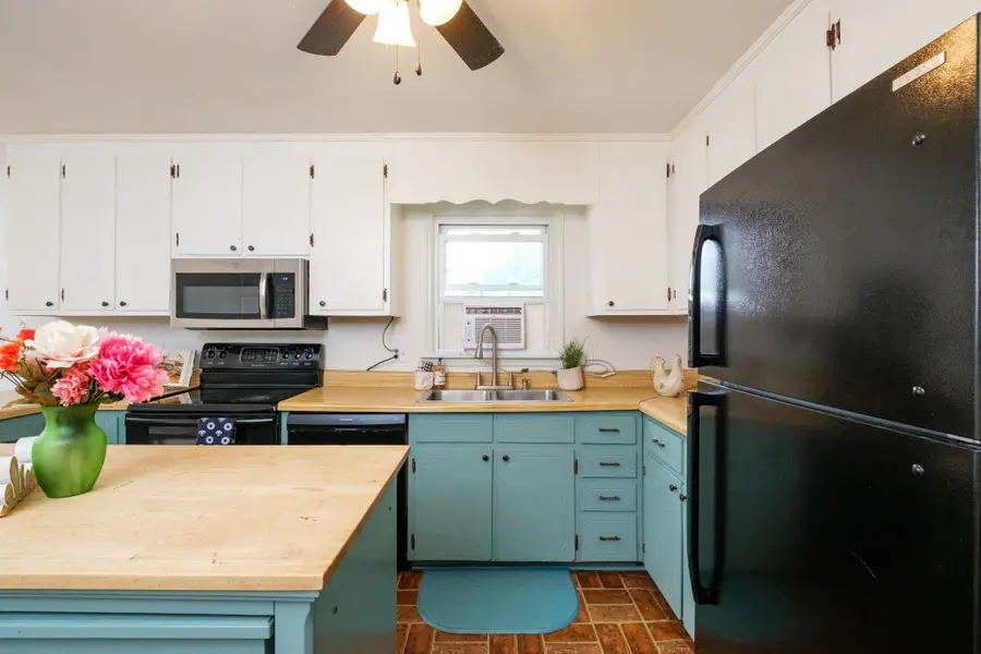 319 Ann St, Staunton, VA 24401 - #2