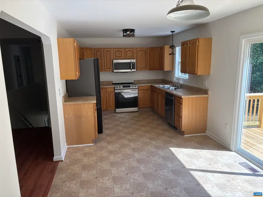 136 Beaver Pl, Scottsville, VA 24590 - #3