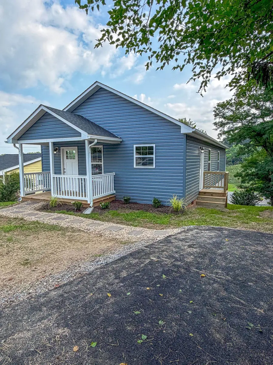 715 Mineola St, Staunton, VA 24401 - #3