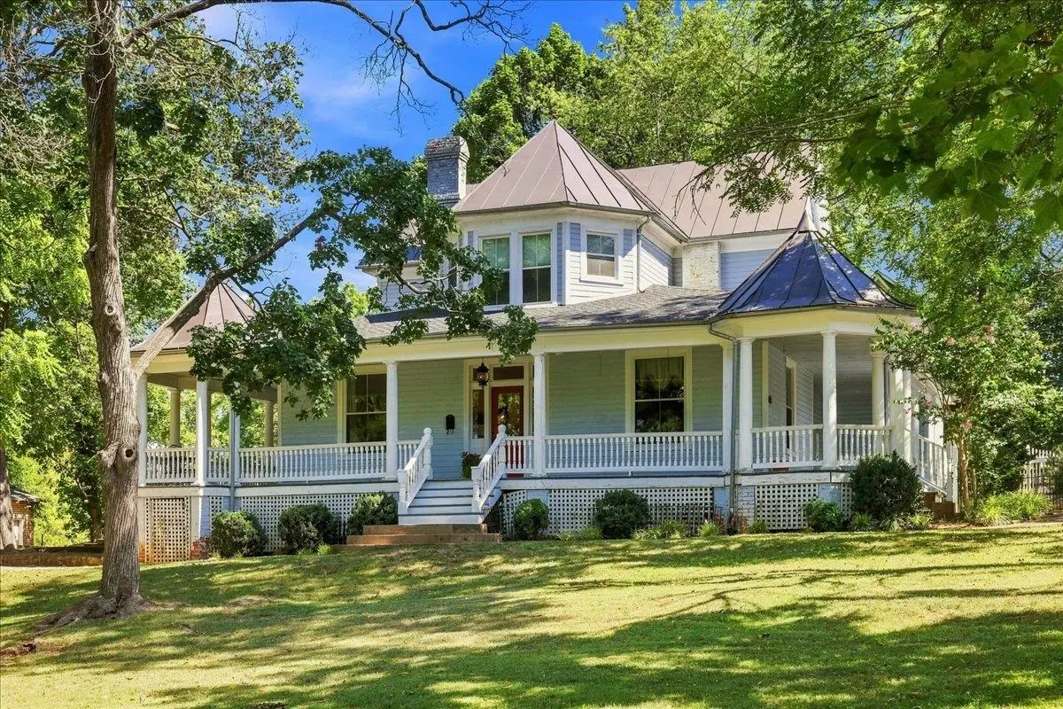718 Donaghe St, Staunton, VA 24401 - #1