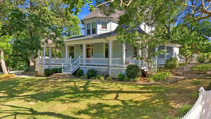 718 Donaghe St, Staunton, VA 24401 - #2