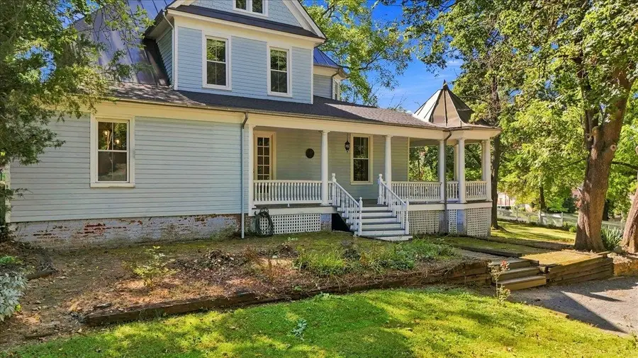 718 Donaghe St, Staunton, VA 24401 - #3