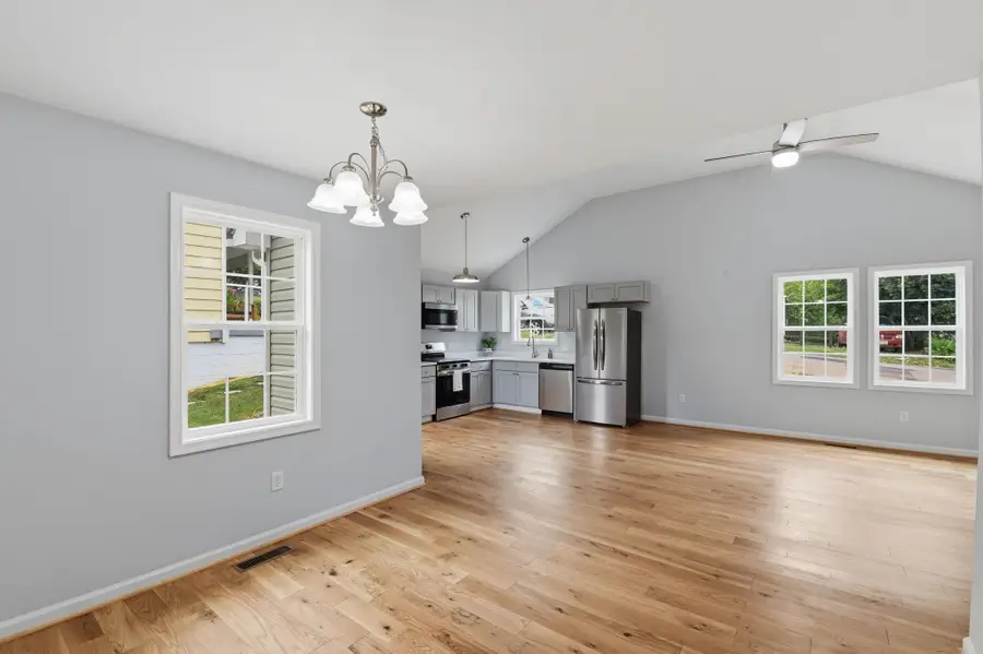 711 Mineola St, Staunton, VA 24401 - #3