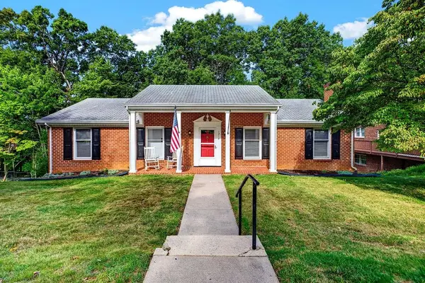 1215 Pinehurst Rd, Staunton, VA 24401