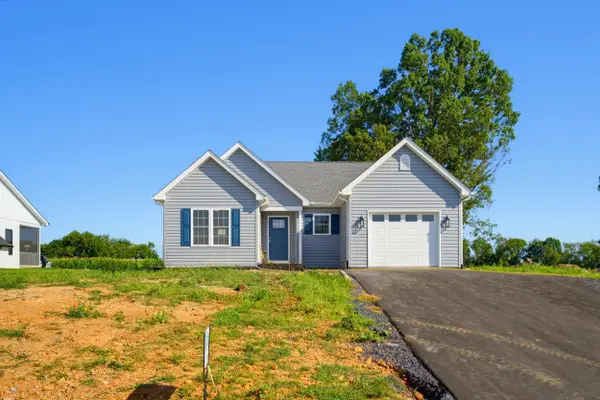 33 Autumn Ridge Dr, Stuarts Draft, VA 24477