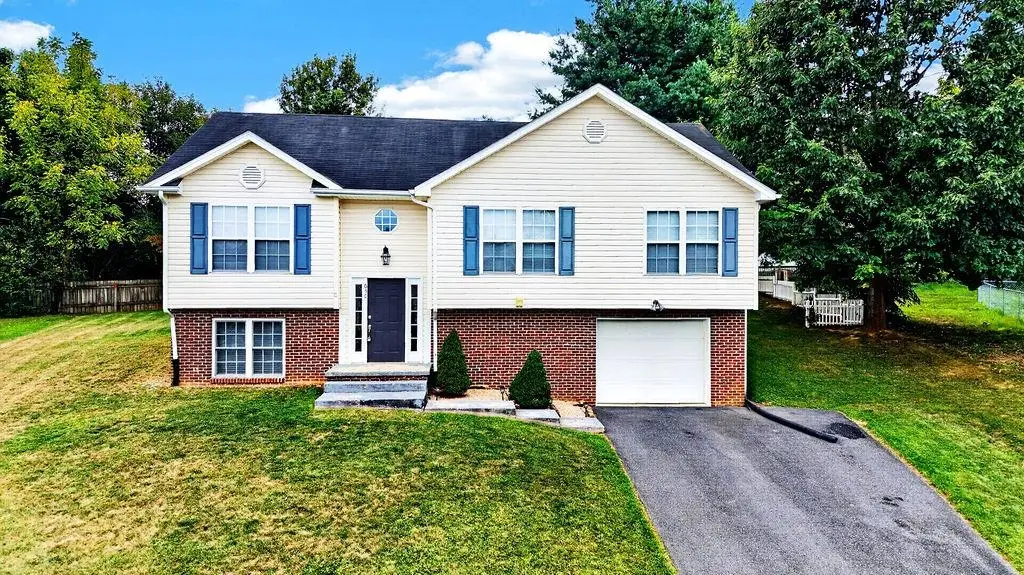 650 Edwardian Ln, Waynesboro, VA 22980 - #1