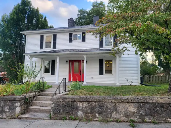1202 Beverley St W, Staunton, VA 24401