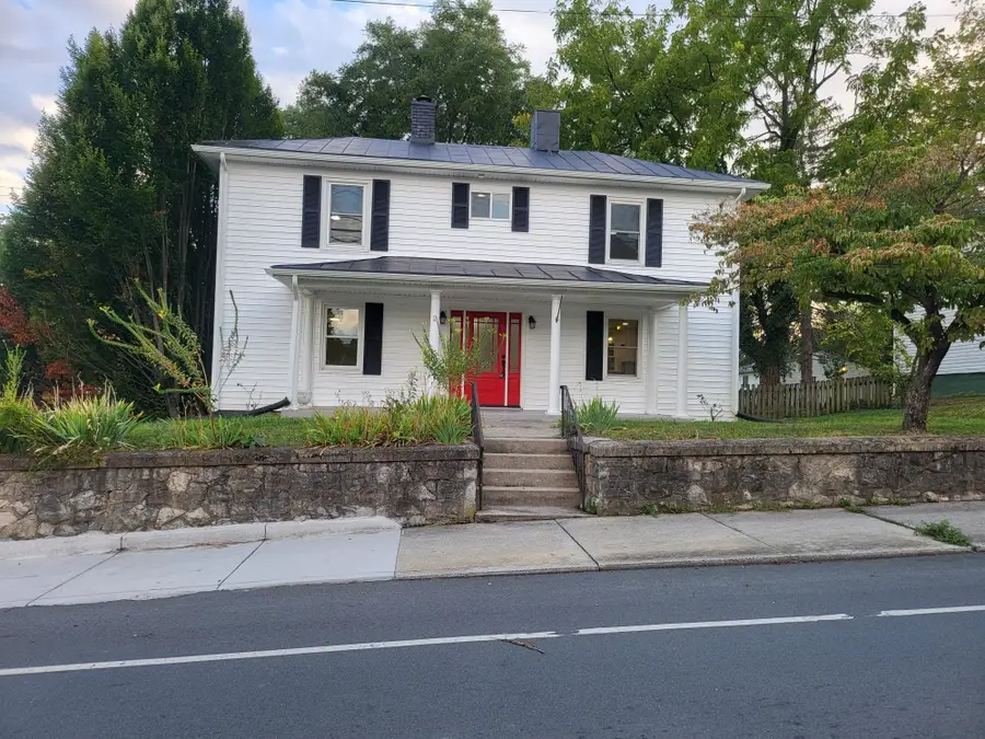 1202 Beverley St W, Staunton, VA 24401 - #2