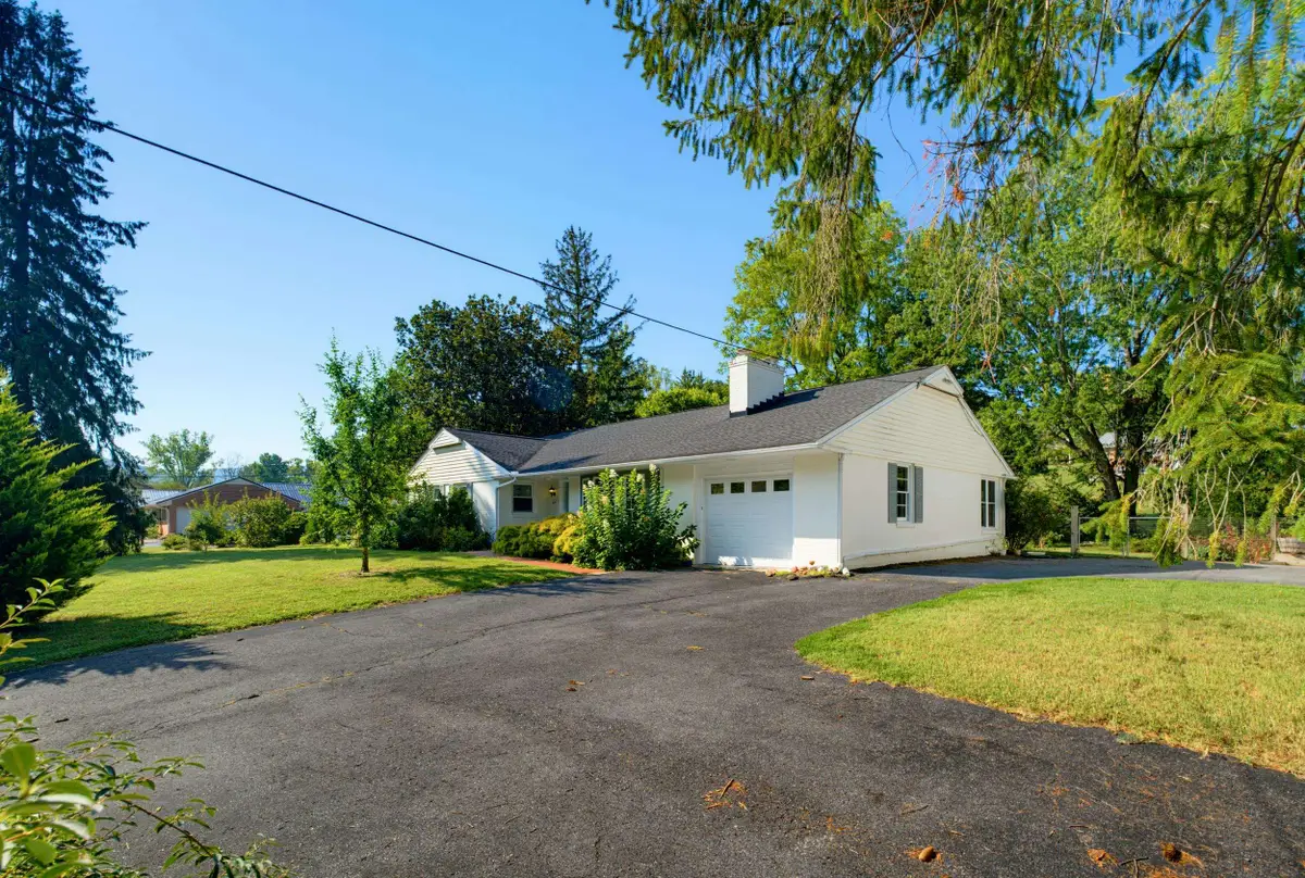 1217 Meadowbrook Rd, Waynesboro, VA 22980 - #1