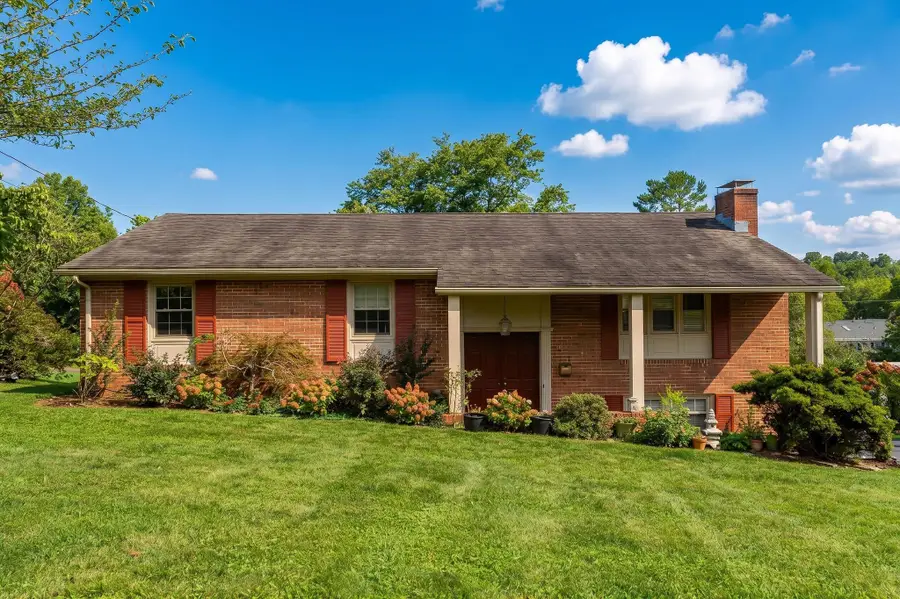 725 Ridgewood Rd, Waynesboro, VA 22980 - #2