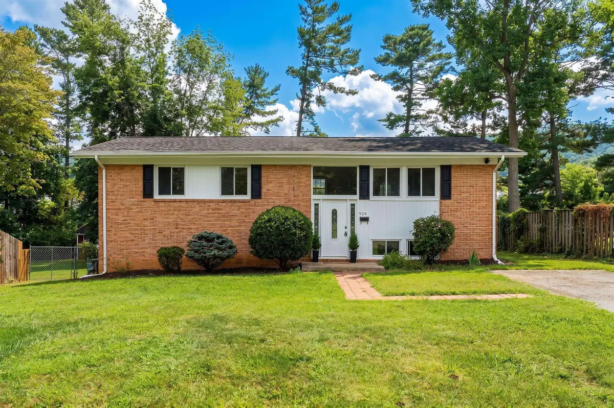 924 Washington Ave, Waynesboro, VA 22980 - #1
