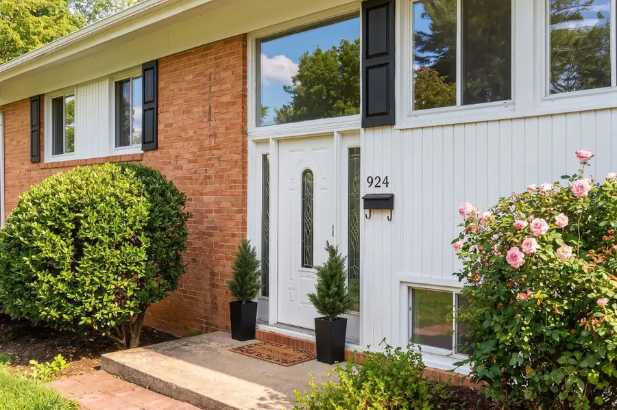 924 Washington Ave, Waynesboro, VA 22980 - #3