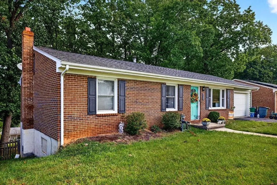 604 Hilltop Dr, Staunton, VA 24401 - #3