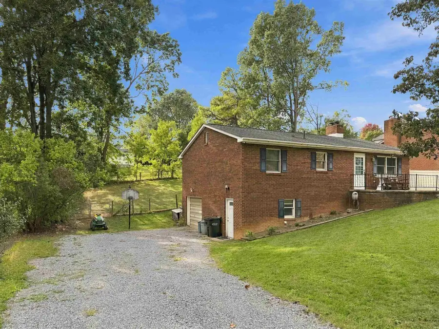 412 Whitehall Ave, Staunton, VA 24401 - #3