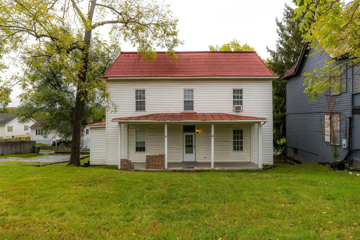 817 Grayson Ave, Waynesboro, VA 22980 - #1