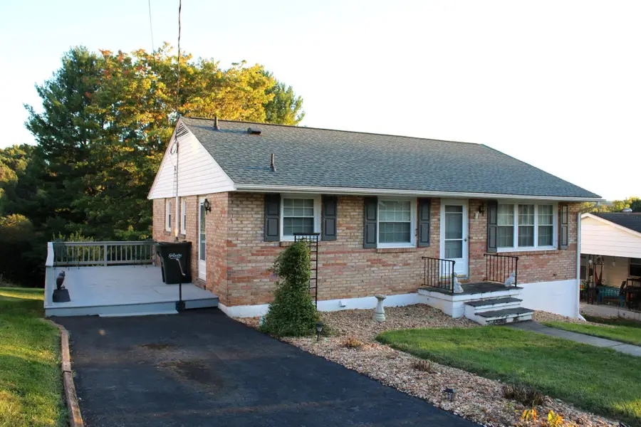 2208 Davis St, Staunton, VA 24401 - #2