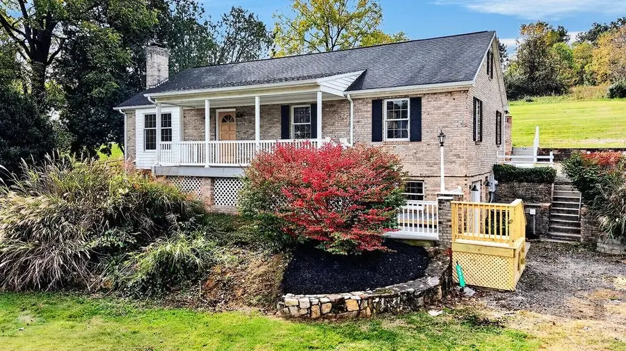 661 Ladd Rd, Fishersville, VA 22939 - #2