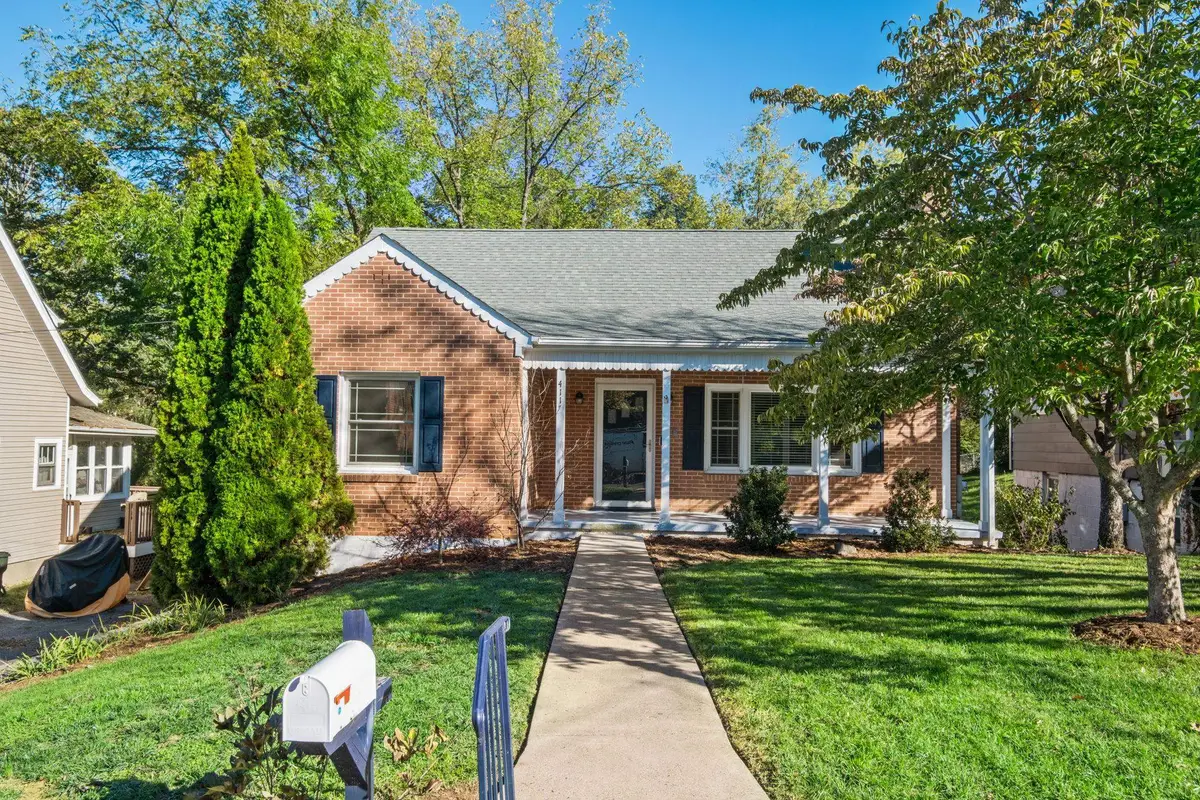 411 Hendren Ave, Staunton, VA 24401 - #1