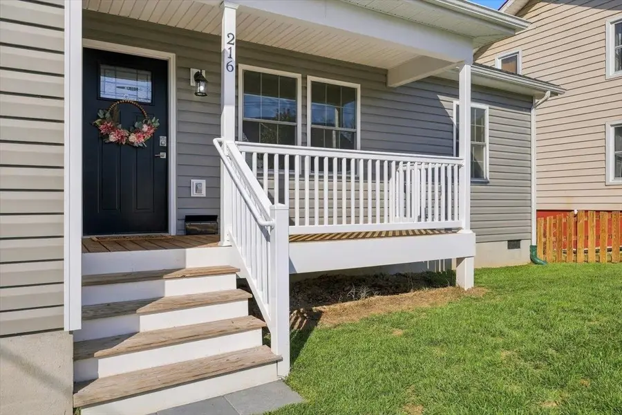 216 Thompson St, Staunton, VA 24401 - #2