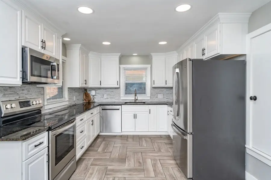 409 Hendren Ave, Staunton, VA 24401 - #3