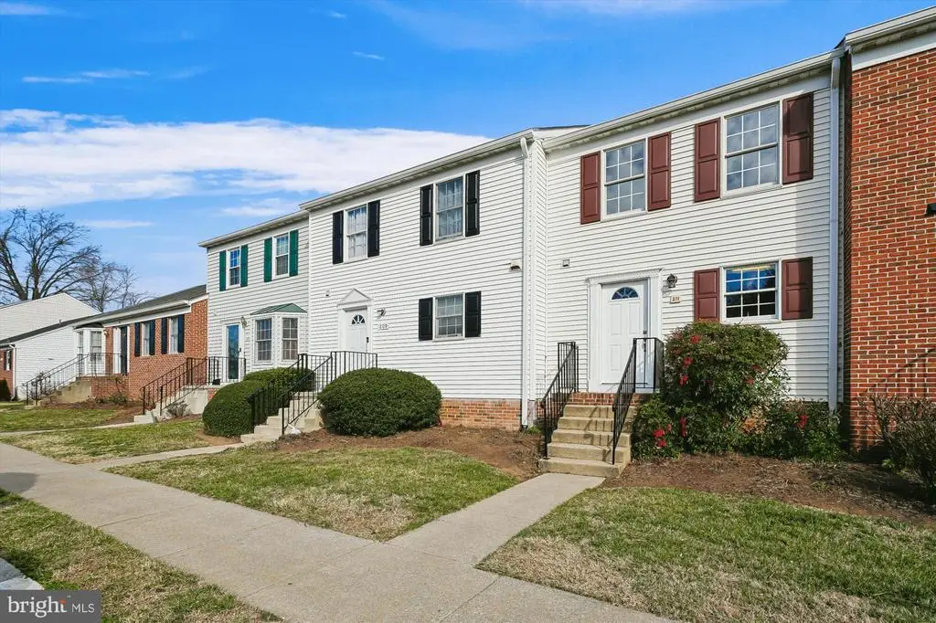 211 Fairfield Dr, Warrenton, VA 20186 - Image #1