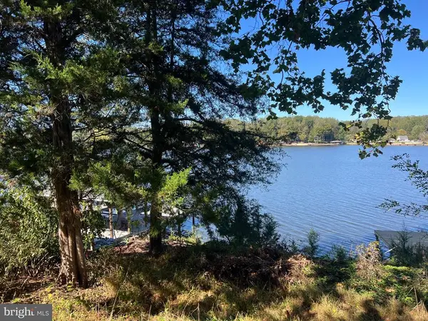 1134 Lakeshore Dr S, Louisa, VA 23093