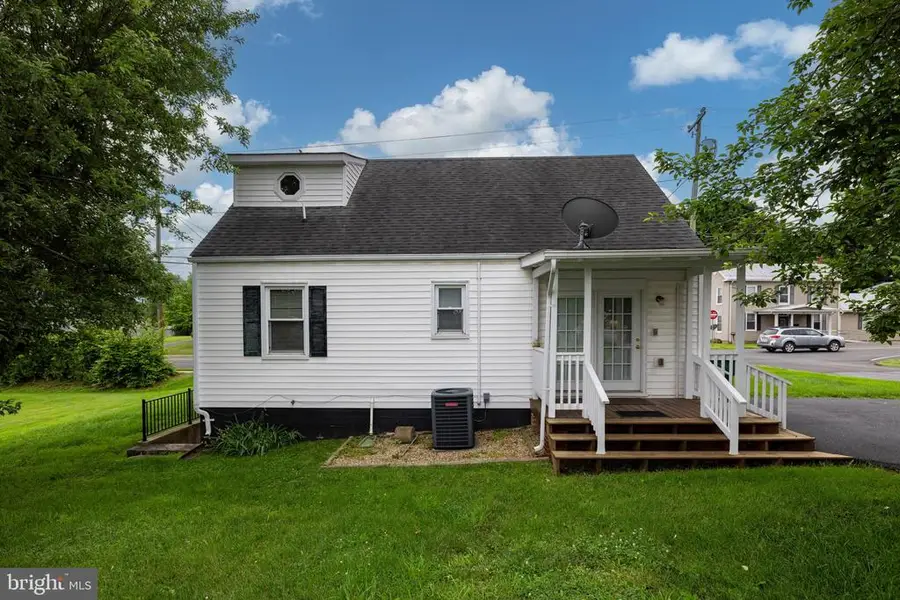 220 Mechanic St, Luray, VA 22835 - #2