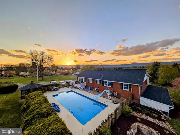 15 Painter St, Luray, VA 22835