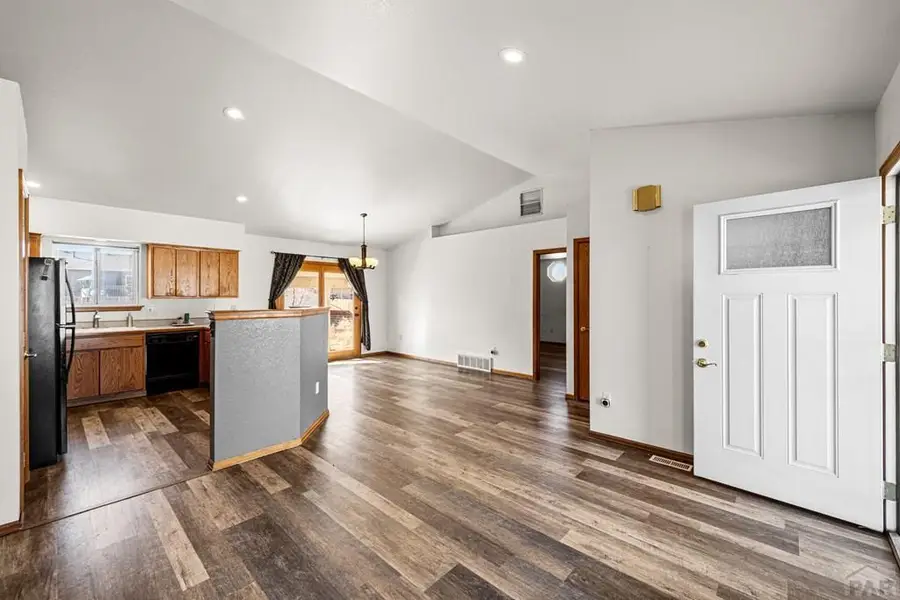 441 S Oak Creek Dr, Pueblo, CO 81007 - Image #2