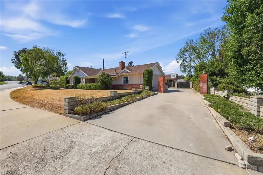 230 E Sunset Drive N, Redlands, CA 92373 - #3